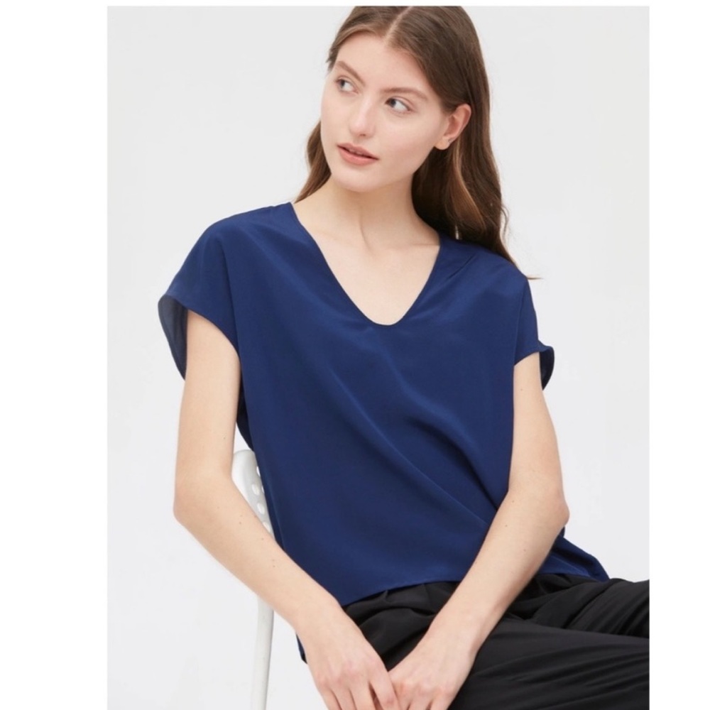 Lilysilk blue lightweight V-neck, loose fit (Medium fits size 8-10) NWT